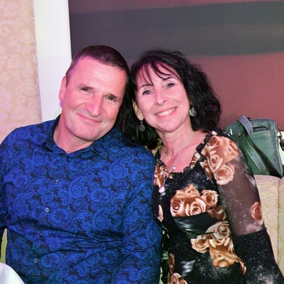 Bild enthält, Blouse, Person, Photography, Portrait, Dress, Handbag, Adult, Female, Woman, Man