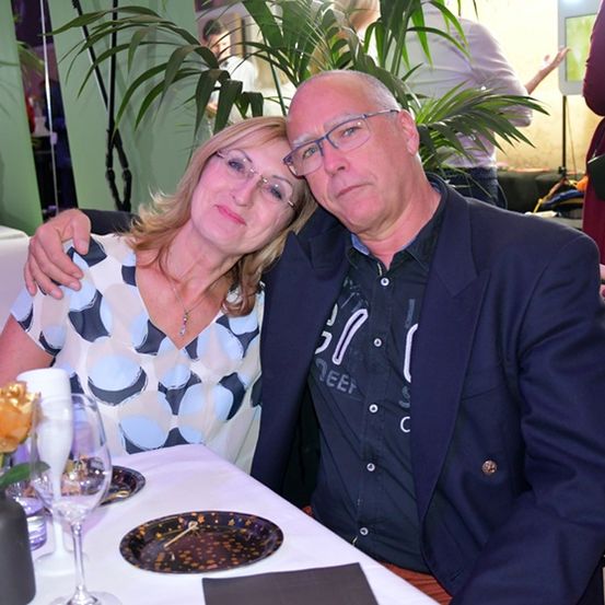 Bild enthält, Dining Room, Dining Table, Table, Restaurant, Potted Plant, Glass, Person, Portrait, Adult, Woman