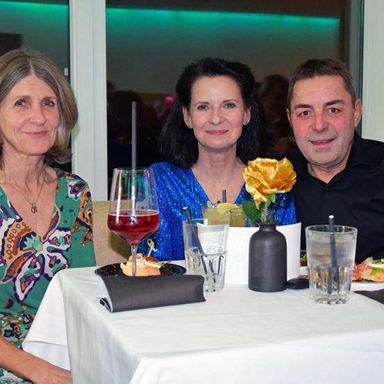 Bild enthält, Dining Table, Table, Dining Room, Adult, Female, Person, Woman, Tablecloth, Glass, Restaurant