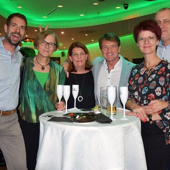 Bild enthält, Table, Dining Table, People, Person, Shirt, Dining Room, Tablecloth, Linen, Meal, Man