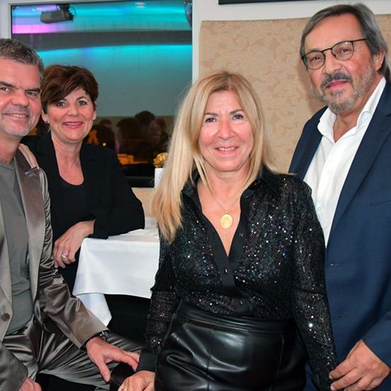 Bild enthält, Coat, Jacket, Blazer, People, Person, Suit, Adult, Female, Woman, Man