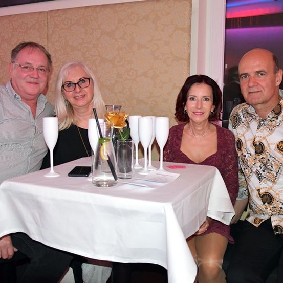 Bild enthält, Dining Room, Dining Table, Table, Tablecloth, Restaurant, Person, Portrait, Linen, Blouse, Woman