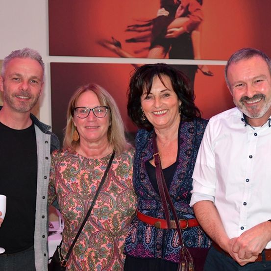 Bild enthält, Shirt, Blouse, Adult, Female, Person, Woman, People, Male, Man, Face