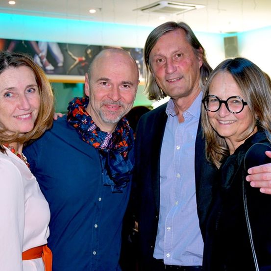 Bild enthält, Coat, Jacket, Blazer, Glasses, Shirt, Person, Portrait, People, Adult, Woman