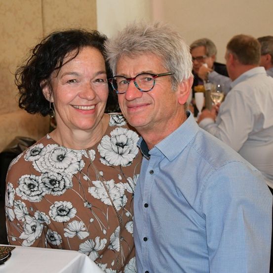 Bild enthält, Shirt, Glasses, Person, Photography, Portrait, Blouse, Couch, Adult, Bride, Woman