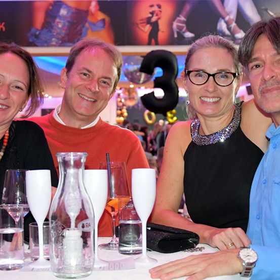 Bild enthält, Pub, Glass, Adult, Female, Person, Woman, Urban, Male, Man, Bar Counter