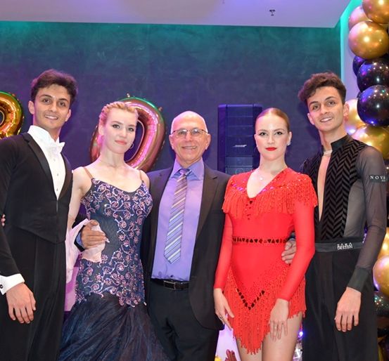 Bild enthält, Adult, Female, Person, Woman, Blazer, People, Formal Wear, Suit, Bride, Man