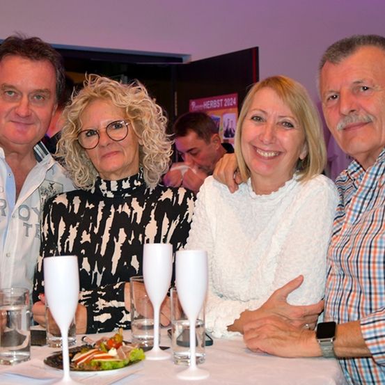 Bild enthält, Dining Room, Dining Table, Table, Glass, Restaurant, Lunch, Adult, Female, Person, Woman