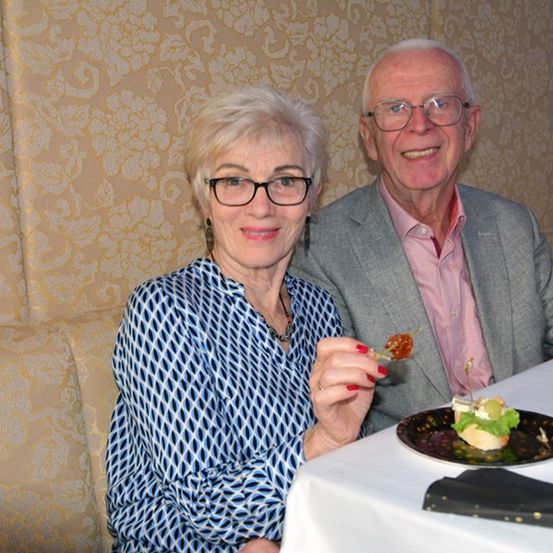 Bild enthält, Lunch, Meal, Dining Table, Table, Couch, Cutlery, Dining Room, Glasses, Portrait, Fork