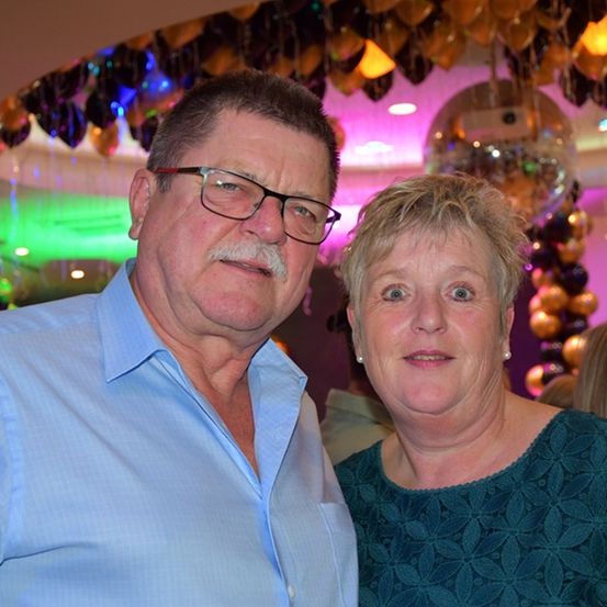 Bild enthält, Lighting, Glasses, Person, Photography, Portrait, Adult, Male, Man, Club, Purple