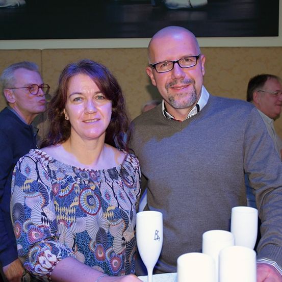 Bild enthält, Restaurant, Person, Pub, Glasses, Adult, Male, Man, Female, Woman, Face