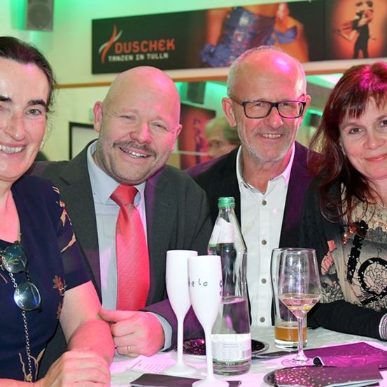 Bild enthält, Pub, Glass, Table, Adult, Female, Person, Woman, Dining Table, Portrait, Man