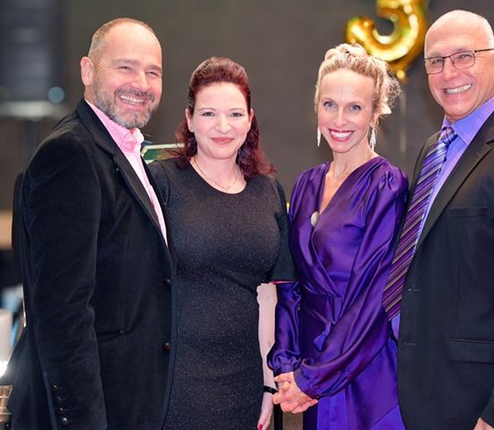 Bild enthält, Fashion, Coat, Adult, Female, Person, Woman, Blazer, People, Male, Man