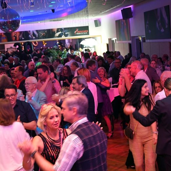 Bild enthält, Urban, Adult, Female, Person, Woman, Male, Man, Fun, Party, Baby