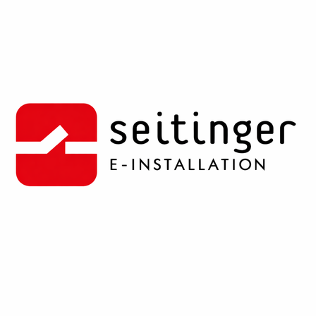 Ein rotes quadratisches Logo mit weißem Pfeil und Text 'seitinger E-INSTALLATION' auf weißem Hintergrund.