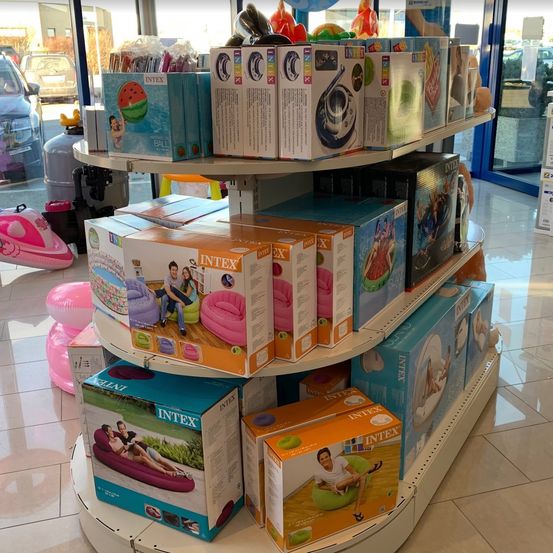 Bild enthält, Indoors, Person, Car, Adult, Female, Woman, Washer, Shop, Chair, Face