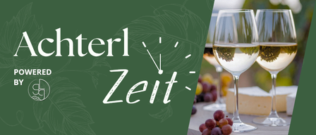 Eine Werbung für Achterl Zeit mit zwei Weingläsern mit Weißwein, Trauben und Käse auf einem Tisch. Das Achterl Zeit Logo und der Text 'Powered by' sind prominent angezeigt.
