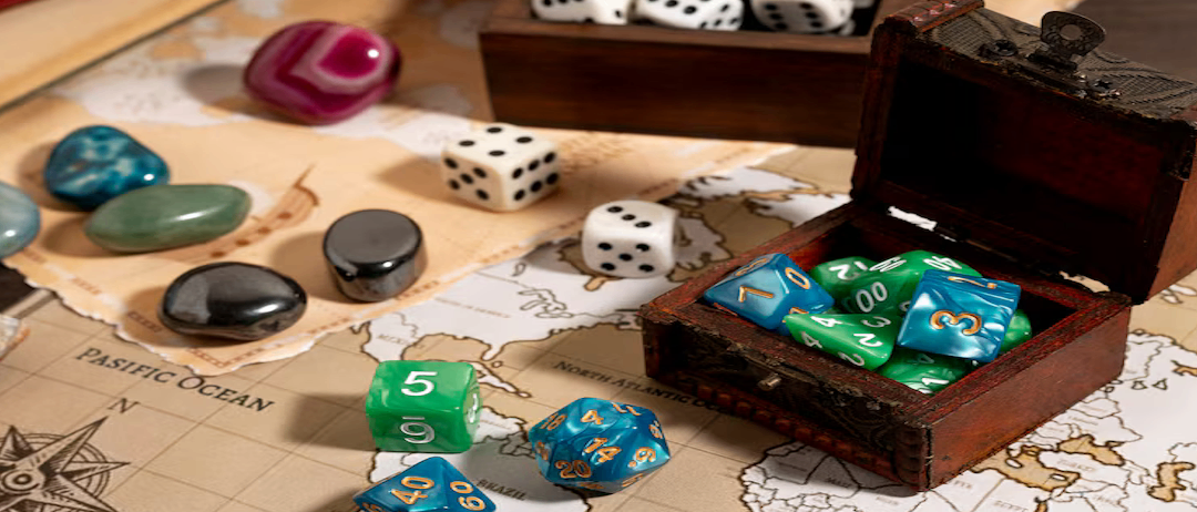 Ein Spieltisch zeigt Würfel, Steine und eine Schatztruhe auf einer alten Karte. Verschiedene Würfel mit Zahlen von 1 bis 20 sind verstreut.