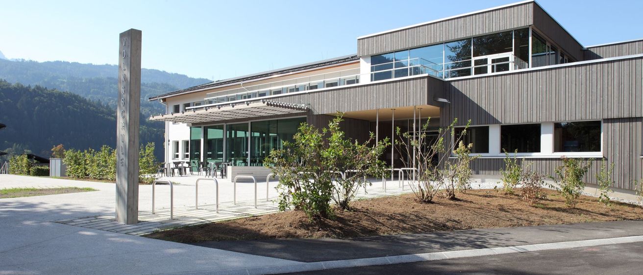 Bild enthält, Architecture, Building, Office Building, Indoors, Interior Design, Convention Center, Housing, City