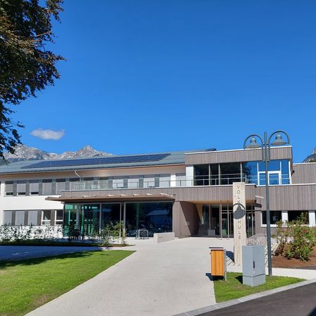 Bild enthält, Architecture, Building, Office Building, Grass, Plant, Outdoors, Housing