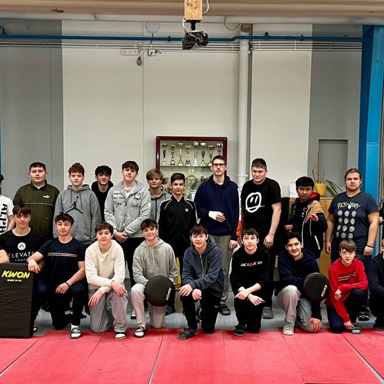 Bild enthält, Groupshot, Person, People, Shoe, Adult, Male, Man, Basketball (Ball), Classroom