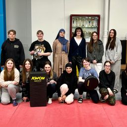 Bild enthält, Groupshot, Person, People, Adult, Female, Woman, Male, Man, Glasses, Teen