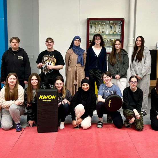 Bild enthält, Groupshot, Person, People, Adult, Female, Woman, Male, Man, Glasses, Teen