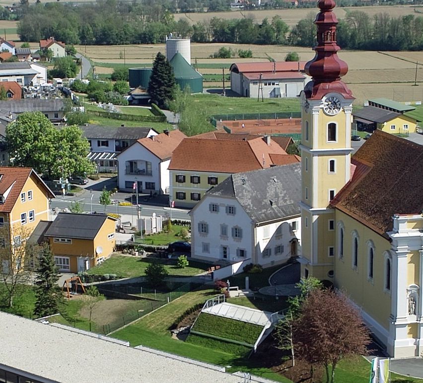 Bild enthält, Building, Outdoors, Monastery, Neighborhood, Housing, House, Aerial View, Nature, Roof, Village