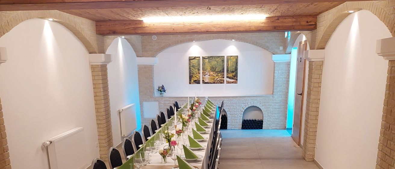 Bild enthält, Dining Table, Furniture, Table, Floor, Building, Indoors, Interior Design, Chair, Beauty Salon, Flooring