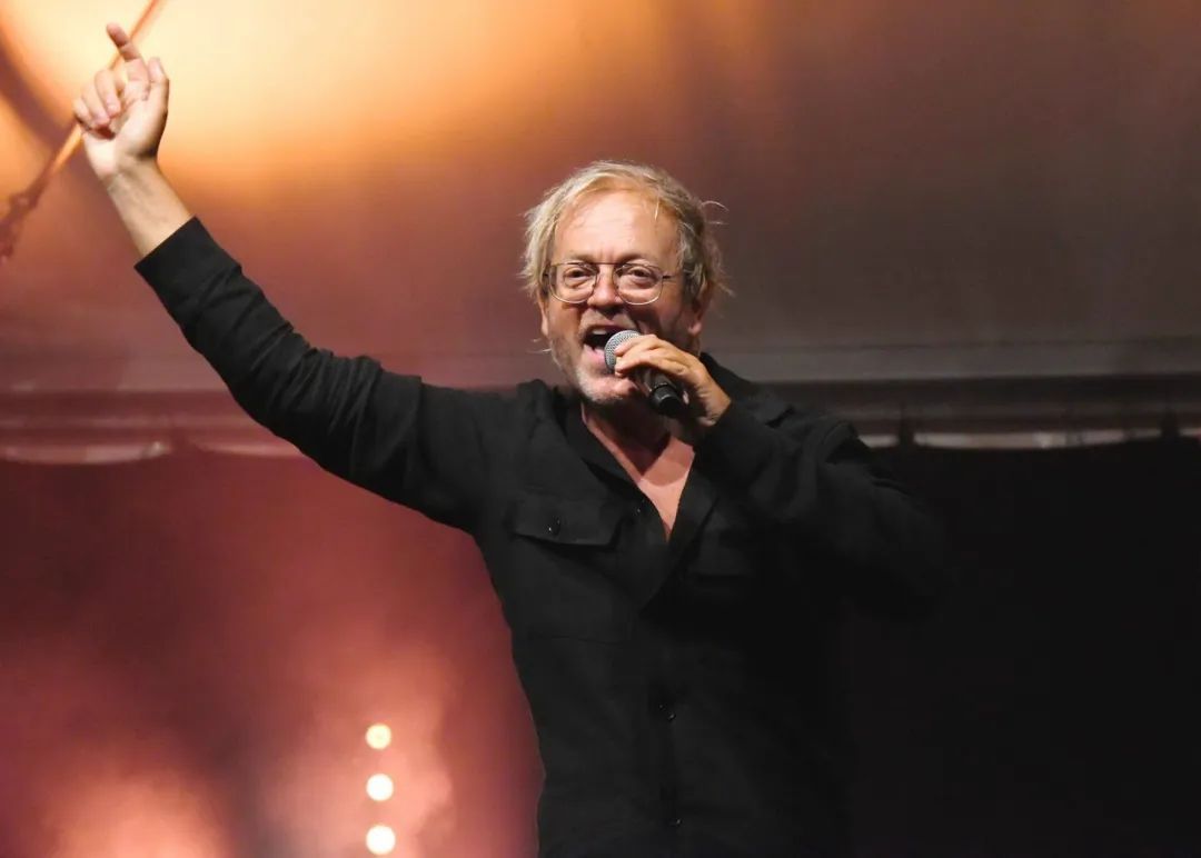 Bild enthält, Performer, Person, Solo Performance, Adult, Male, Man, Microphone, Face, Musician, Glasses
