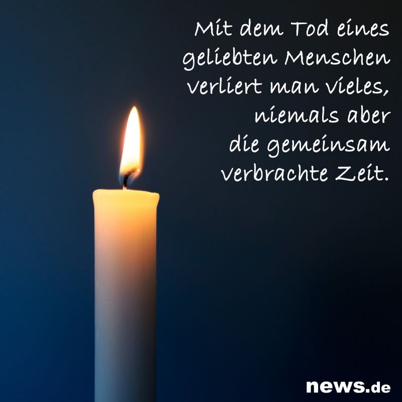 Eine Kerze gegen einen dunklen Hintergrund mit einem Zitat über den Verlust eines geliebten Menschen, man verliert nie die gemeinsame Zeit.