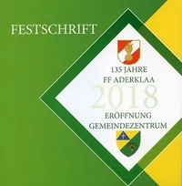 Ein Plakat zum 135-jährigen Jubiläum der FF Aderklaa im Jahr 2018. Es kündigt die Eröffnung des Gemeindezentrums an. Das Design besteht aus einer grünen Raute, Logos und der Zahl 2018.