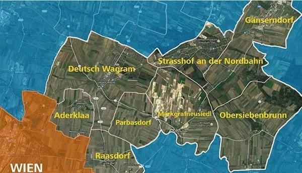 Eine Karte zeigt das Gebiet um Wien mit Überschwemmungszonen. Hervorgehobene Gebiete sind Deutsch Wagram, Strasshof an der Nordbahn, Ganserndorf, Aderklaa, Parbasdorf, Markgrafneusiedl, Obersiebenbrunn und Raasdorf.