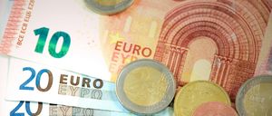 Eine Sammlung von Euro-Banknoten und -Münzen, einschließlich 5, 10 und 20 Euro-Banknoten sowie 1, 2 und 5 Euro-Münzen.