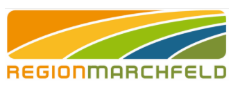 Logo für die Region Marchfeld, mit einem welligen, mehrfarbigen Streifen auf weißem Hintergrund. Darunter steht der Text 'REGION MARCHFELD'.