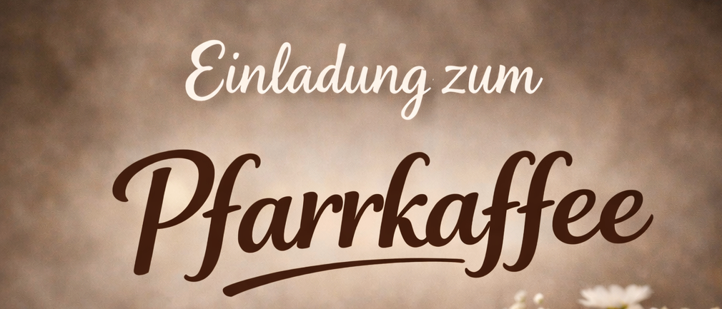 Eine Tasse Kaffee mit Dampf steht auf einer Untertasse mit einem Löffel. Ein Croissant liegt auf einem Teller neben einer Schüssel mit Zuckerwürfeln. Eine Kerze und eine Vase mit Gänseblümchen stehen auf dem Tisch.