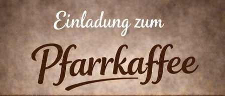 Eine Tasse Kaffee mit Dampf, ein Croissant und eine Kerze mit Gänseblümchen auf einem Holztisch. Der Text lautet 'Pfarrkaffee' und 'Termin: Sonntag, 19.07. ab 08:45 Uhr im Gemeindezentrum Aderklaa.'