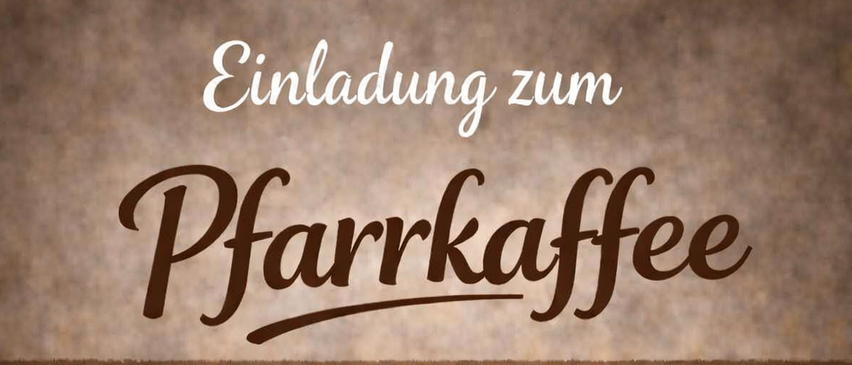 Eine Tasse Kaffee mit Dampf, ein Croissant und eine Kerze mit Gänseblümchen auf einem Holztisch. Der Text lautet 'Pfarrkaffee' und 'Termin: Sonntag, 19.07. ab 08:45 Uhr im Gemeindezentrum Aderklaa.'