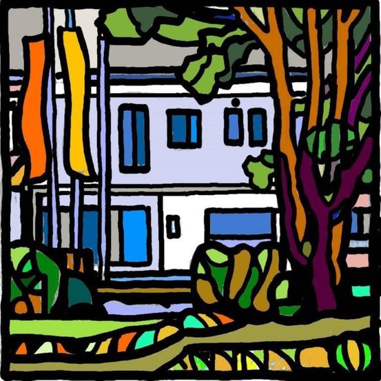 Ein abstraktes Gemälde zeigt ein Haus mit blauen Fenstern und einem lila Baum davor. Der Hintergrund besteht aus einer Mischung verschiedener Farben.