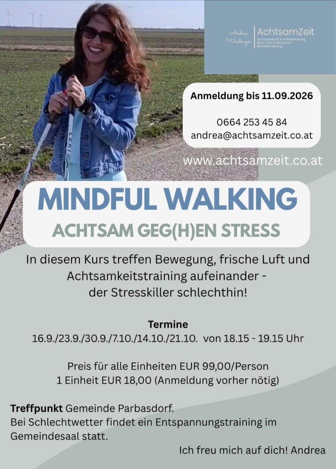Ein Flyer für einen achtsamen Gehkurs. Eine Frau mit einem Gehstock ist auf dem Flyer abgebildet. Der Flyer enthält Details zu Kursdaten, Zeiten und Anmeldeinformationen.