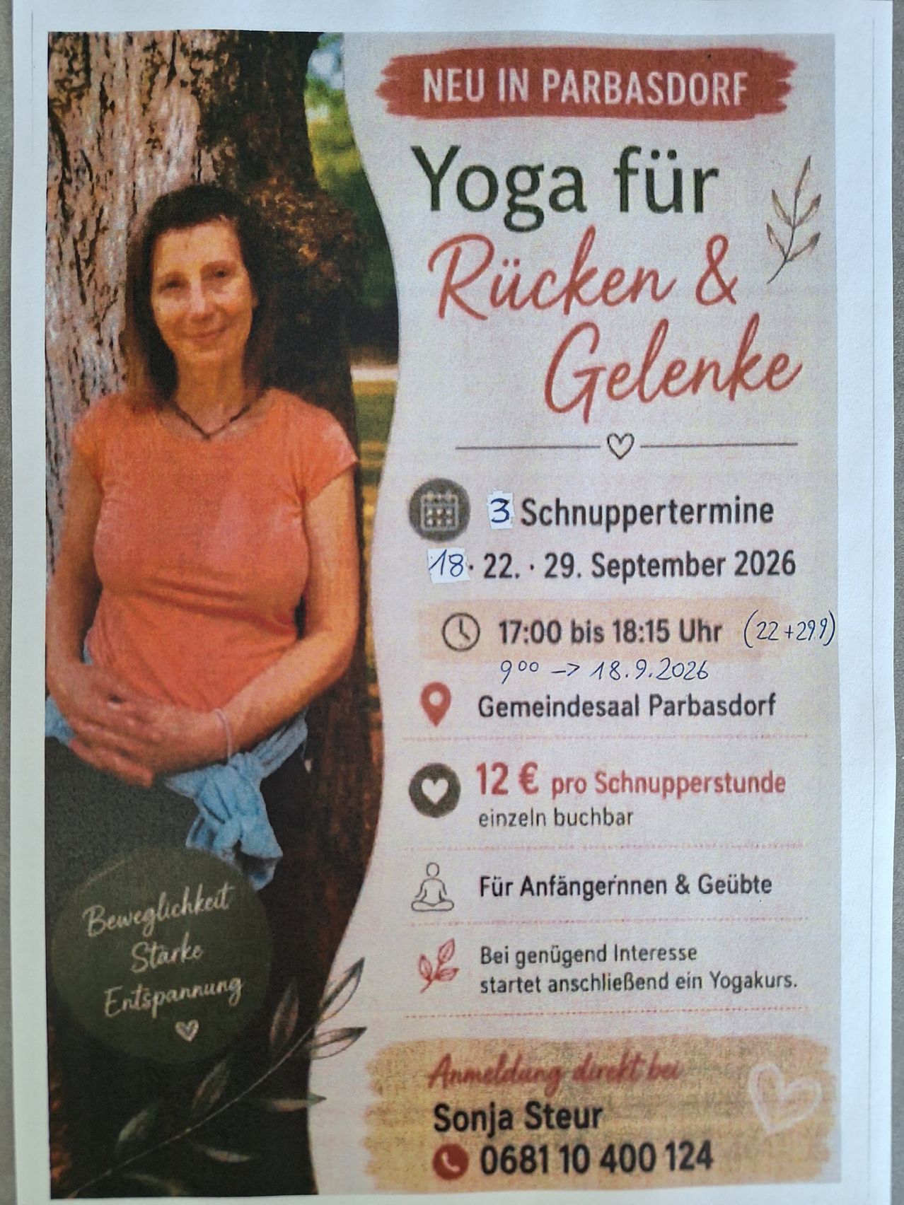Ein Flyer für Yogakurse für Rücken- und Gelenkgesundheit. Es zeigt eine Frau, die lächelnd neben einem Baum steht. Der Flyer enthält Termine, Zeiten und Preisinformationen.