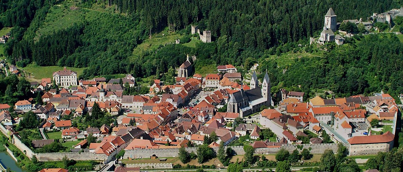 Bild enthält, Nature, Outdoors, Countryside, Rural, Village, Architecture, Building