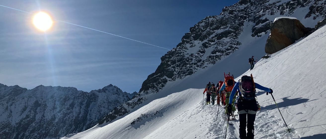 Bild enthält, Nature, Outdoors, Piste, Snow, Mountain Range, Peak, Person, Slope, Skiing, Shoe