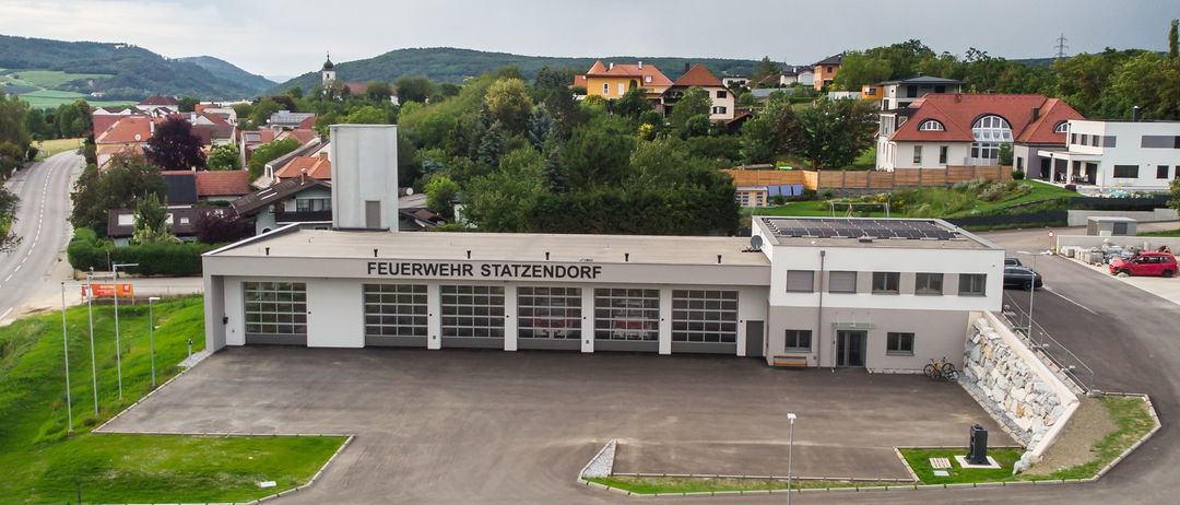 Bild enthält, Outdoors, Architecture, Building, Aerial View, Car, Transportation, Vehicle, Housing, Road, House