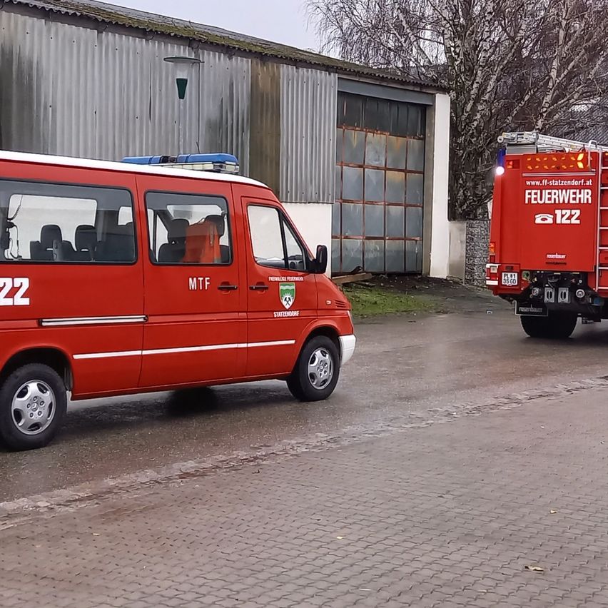 Bild enthält, Transportation, Vehicle, Car, Person, Truck, Fire Truck, Machine, Wheel, Fire Station, Moving Van