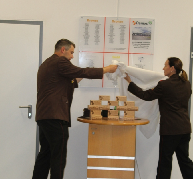 Bild enthält, Person, Adult, Male, Man, Furniture, Table, Face, Plywood, Wood, Desk