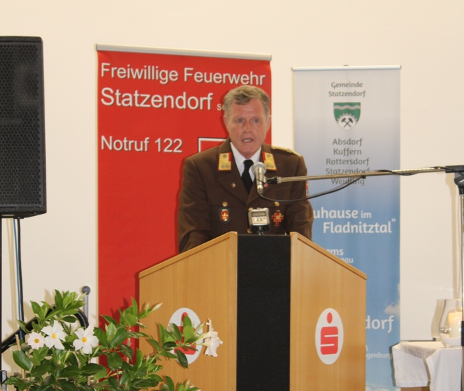 Bild enthält, Crowd, Person, Audience, Adult, Male, Man, Speech, Podium, People, Face