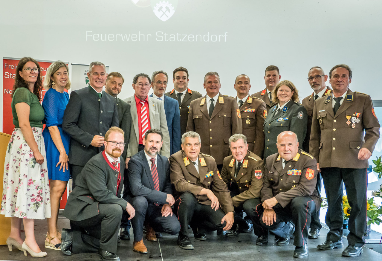 Bild enthält, People, Person, Groupshot, Adult, Female, Woman, Male, Man, Suit, Coat