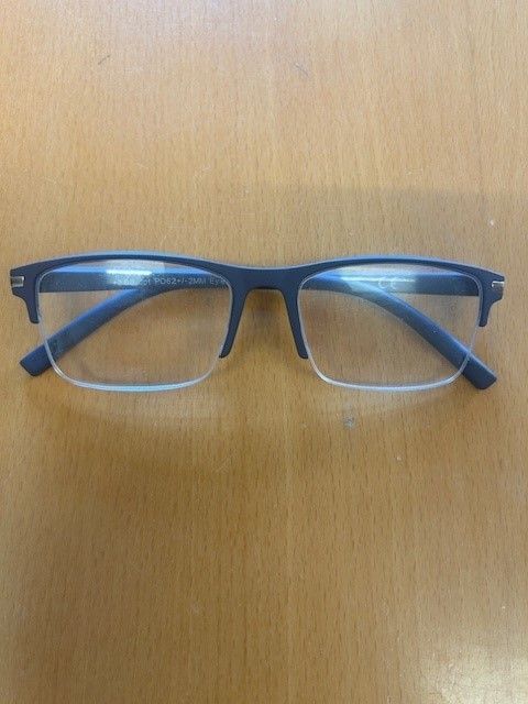 Ein Paar blaue Brille mit klaren Gläsern liegt auf einer Holzoberfläche.