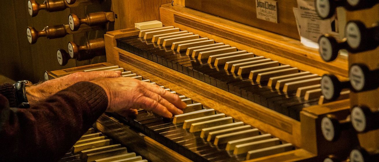 Bild enthält, Keyboard, Musical Instrument, Piano, Adult, Male, Man, Person, Wood, Grand Piano